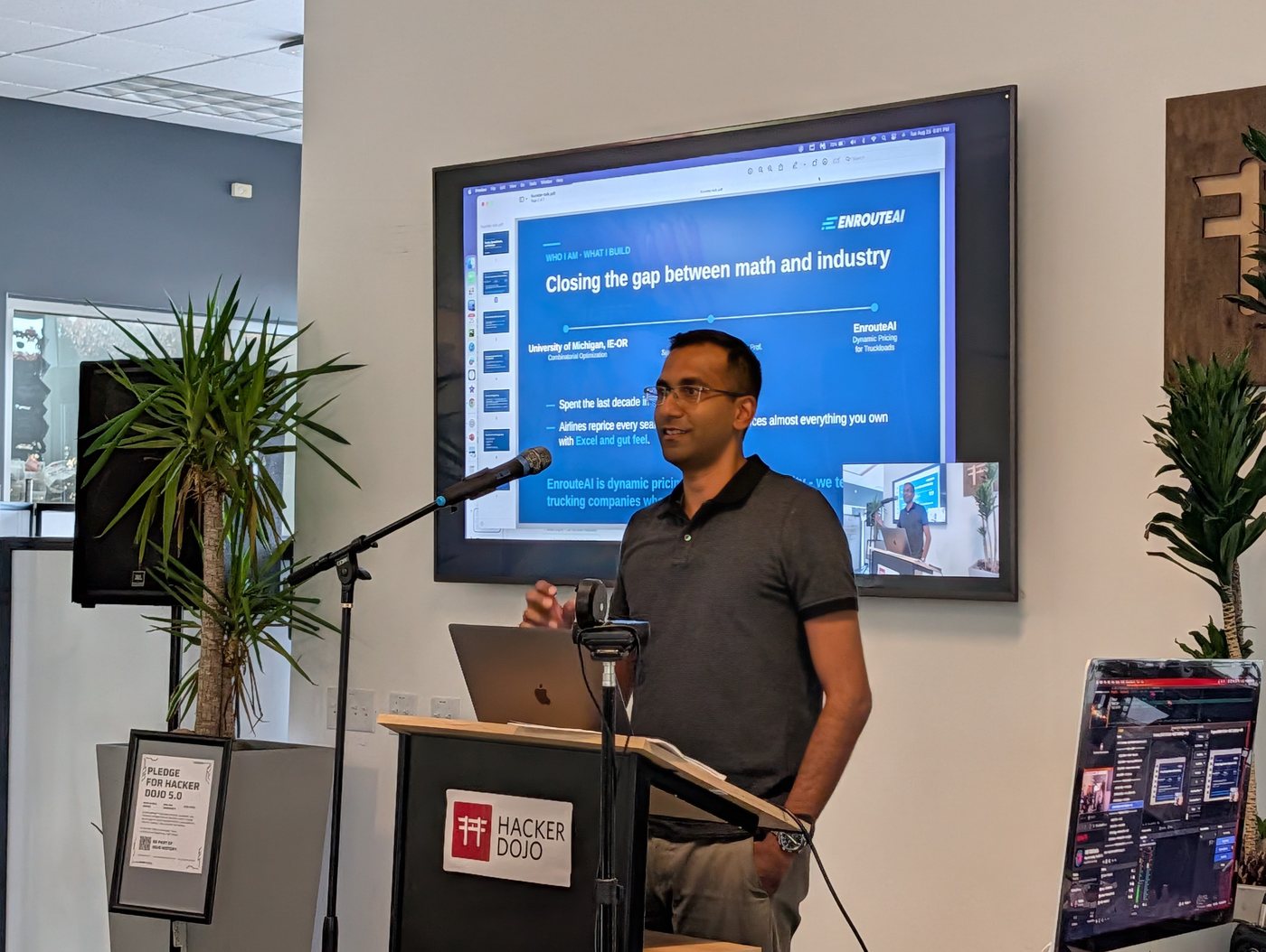 Neil Fernandes presenting EnrouteAI's freight-pricing journey at Hacker Dojo